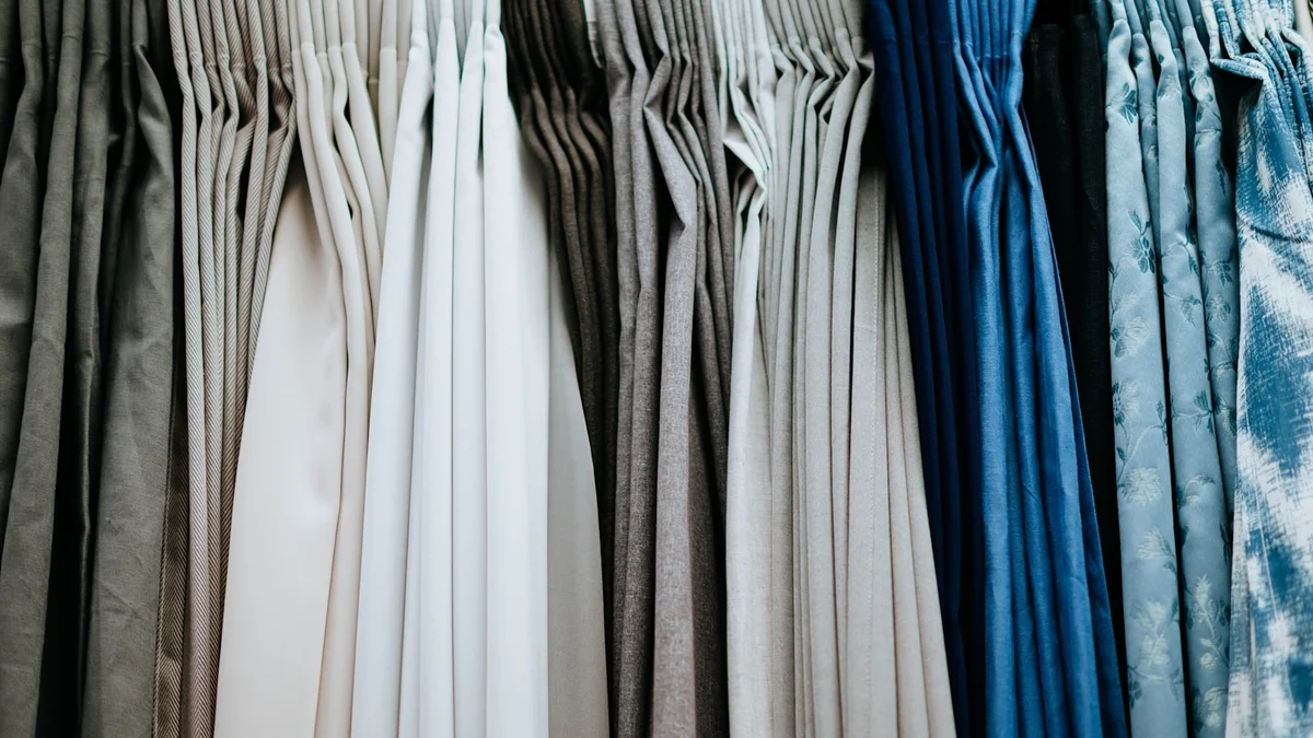 assorted dress lot Ilustração editorial secção 1 sobre como escolher cortina e persiana no formato paisagem 16 por 9