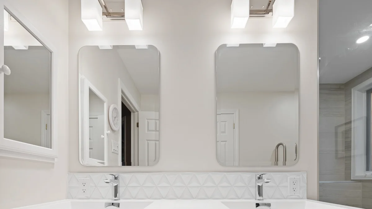 a bathroom with a couple of mirrors Ilustração editorial secção 1 sobre como escolher espelho para banheiro no formato