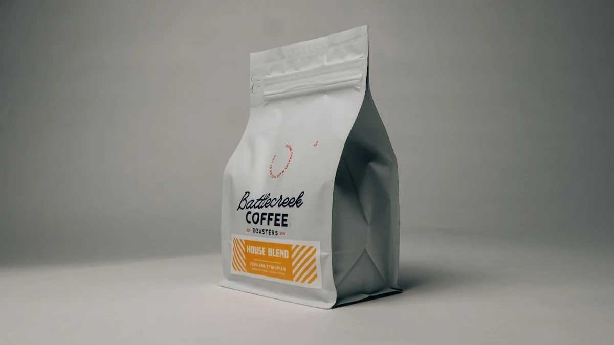 Grãos de café sendo armazenados em um recipiente adequado