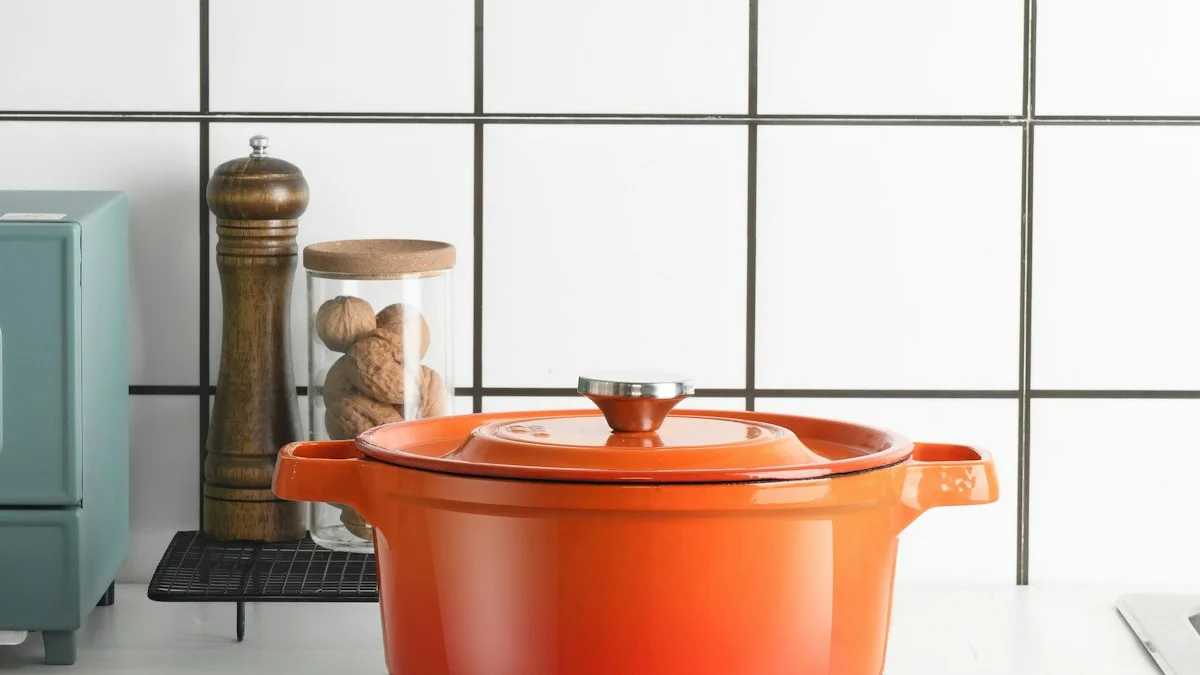 Conjunto de potes de vidro organizados em uma bancada de cozinha