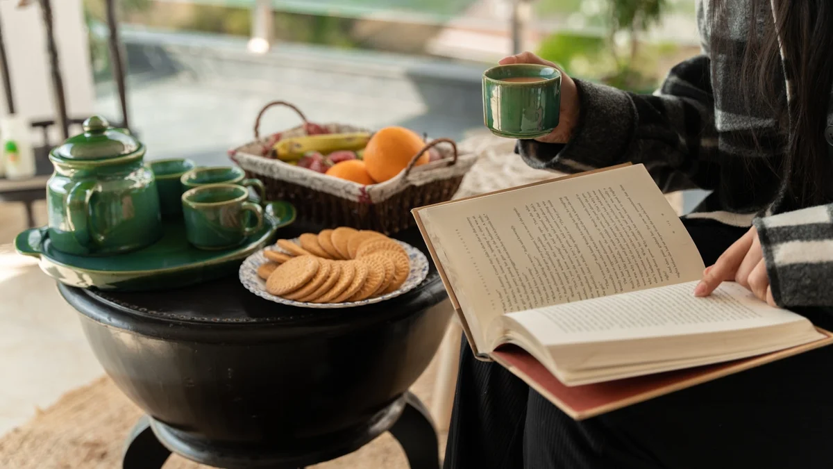 a woman holding a book and a cup of coffee Ilustração editorial secção 1 sobre como escolher tapete para sala no