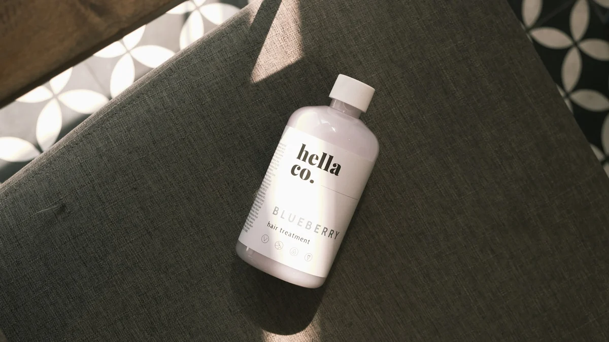 white and black labeled bottle Ilustração editorial secção 1 sobre melhor amaciante de roupas no formato paisagem 16