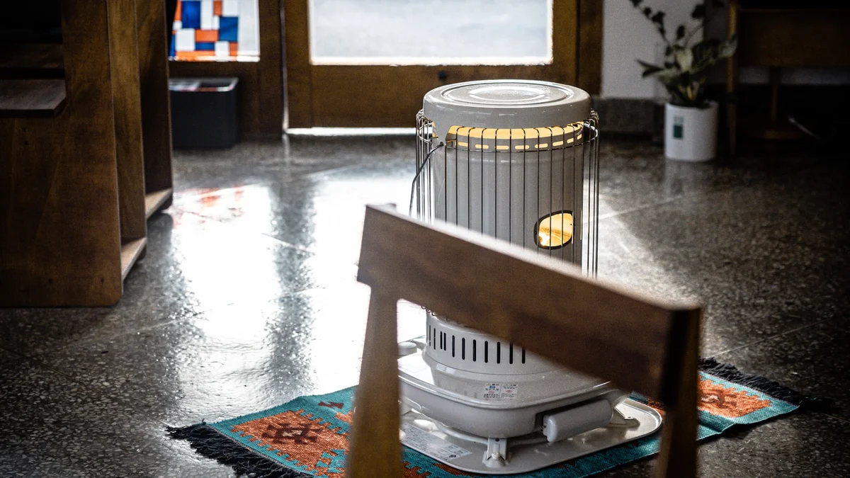 a metal cage on a rug Ilustração editorial secção 2 sobre melhor aquecedor eletrico no formato paisagem 16 por 9 para