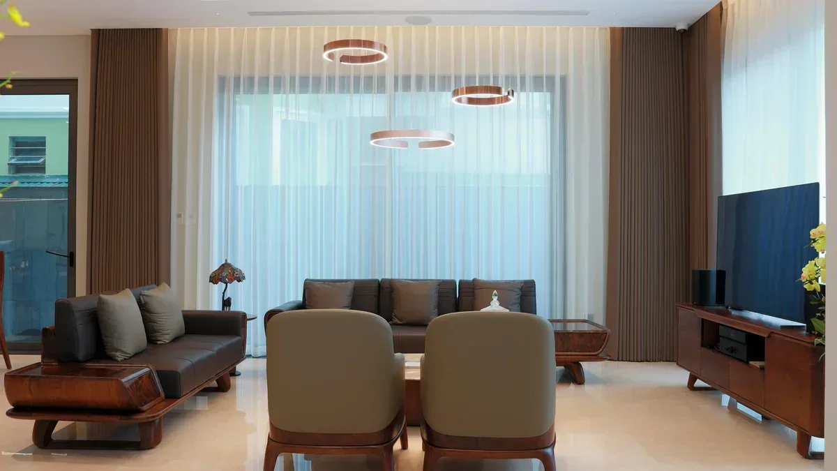 Sala de estar moderna e elegante com mobiliário minimalista e iluminação suave.