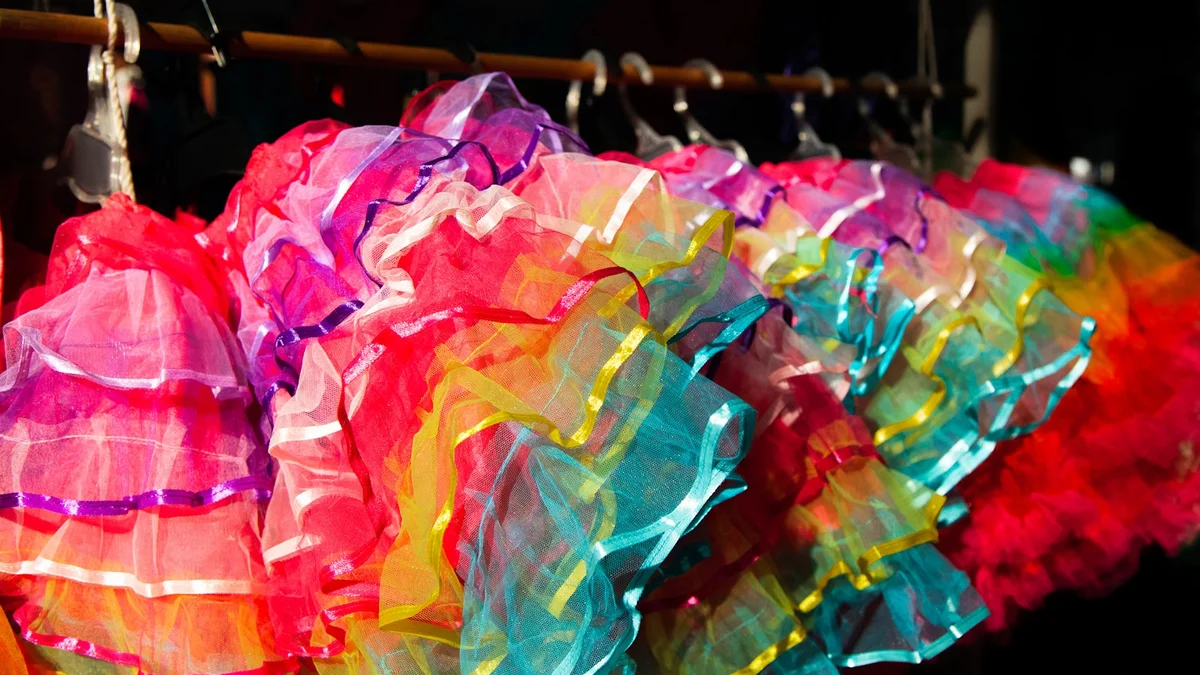 multicolored miniskirts Ilustração editorial secção 2 sobre melhor cabide para saia no formato paisagem 16 por 9 para