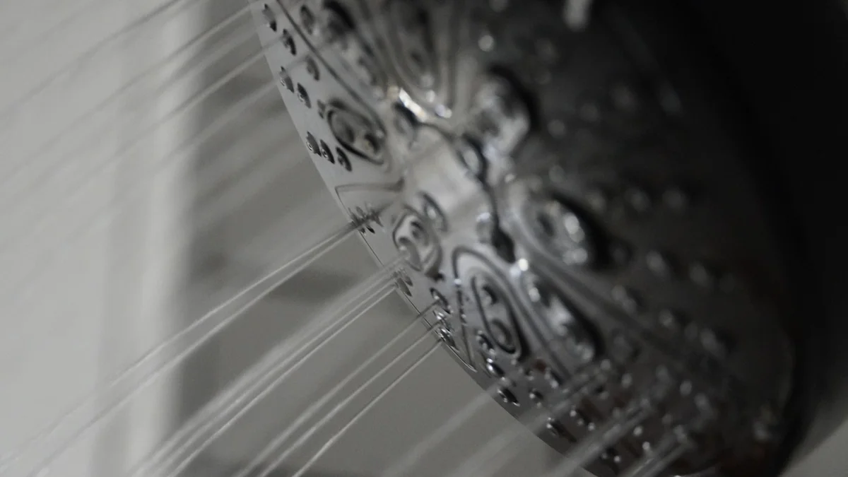 a close up of a shower head in a bathroom Ilustração editorial secção 1 sobre melhor chuveiro elétrico no formato