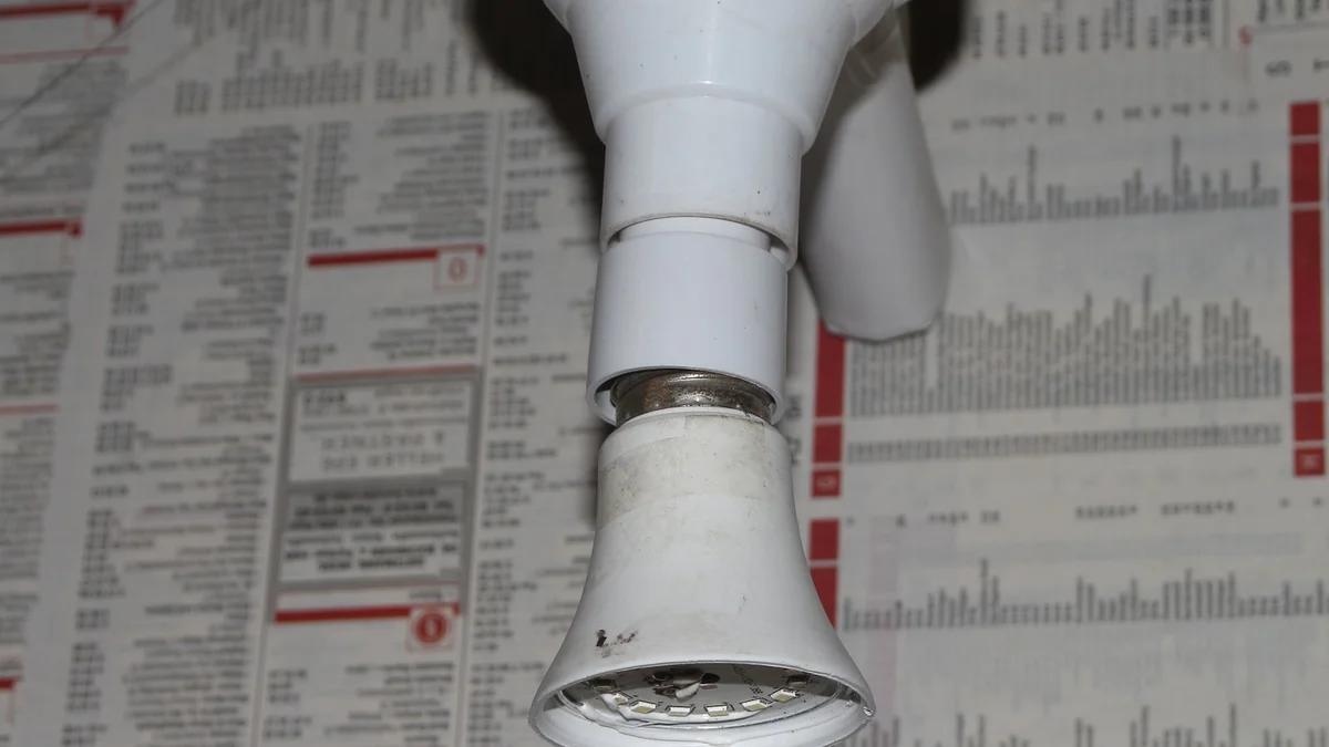 a close-up of a tube Ilustração editorial secção 3 sobre melhor chuveiro elétrico no formato paisagem 16 por 9 para