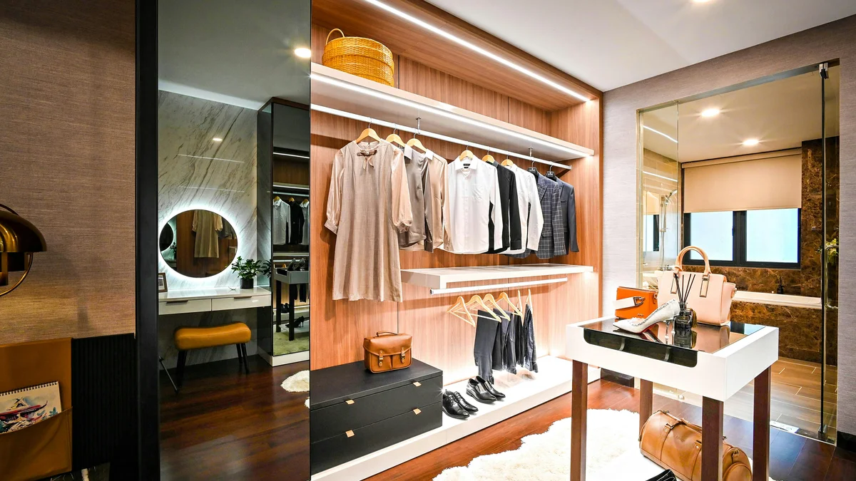 Closet elegante e organizado com roupas e acessórios bem dispostos.