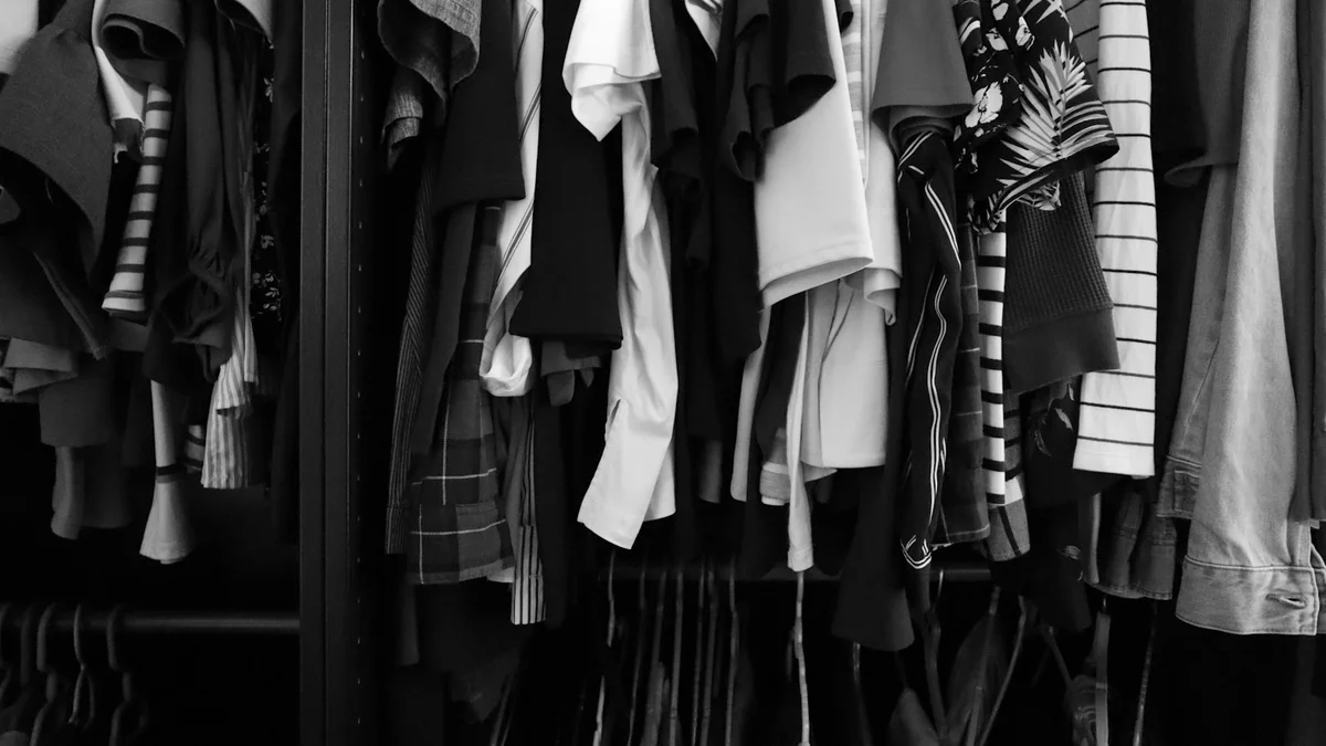 a closet filled with lots of different types of shirts Ilustração editorial secção 2 sobre melhor guarda roupa de
