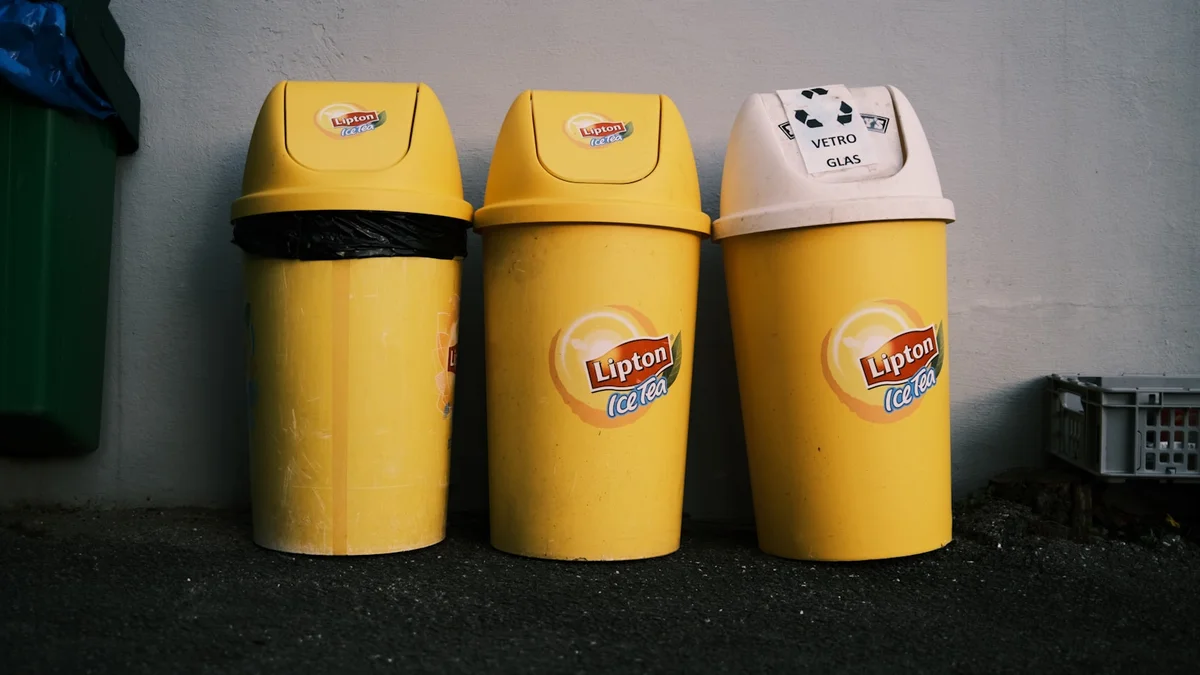 three yellow trash cans lined up against a wall Ilustração editorial secção 1 sobre melhor lixeira automática no