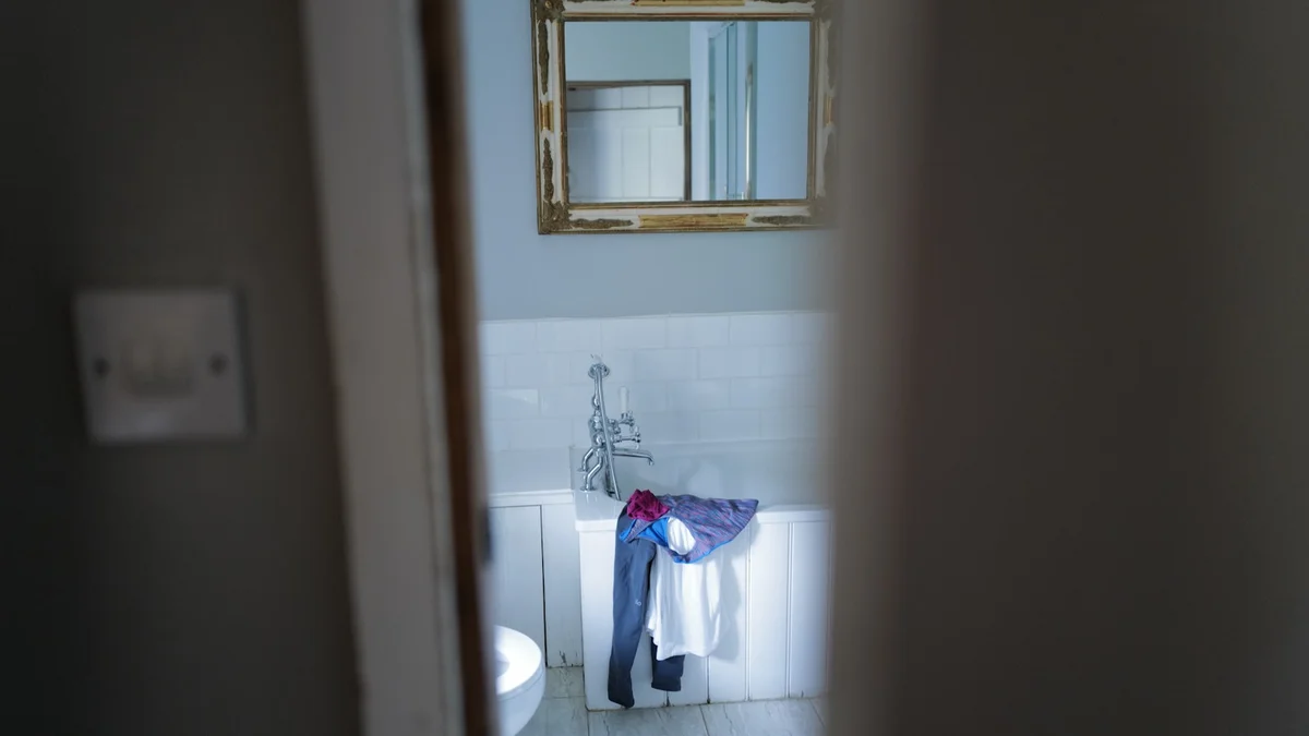 a bathroom with a mirror and a sink Ilustração editorial secção 1 sobre melhor lixeira para banheiro no formato