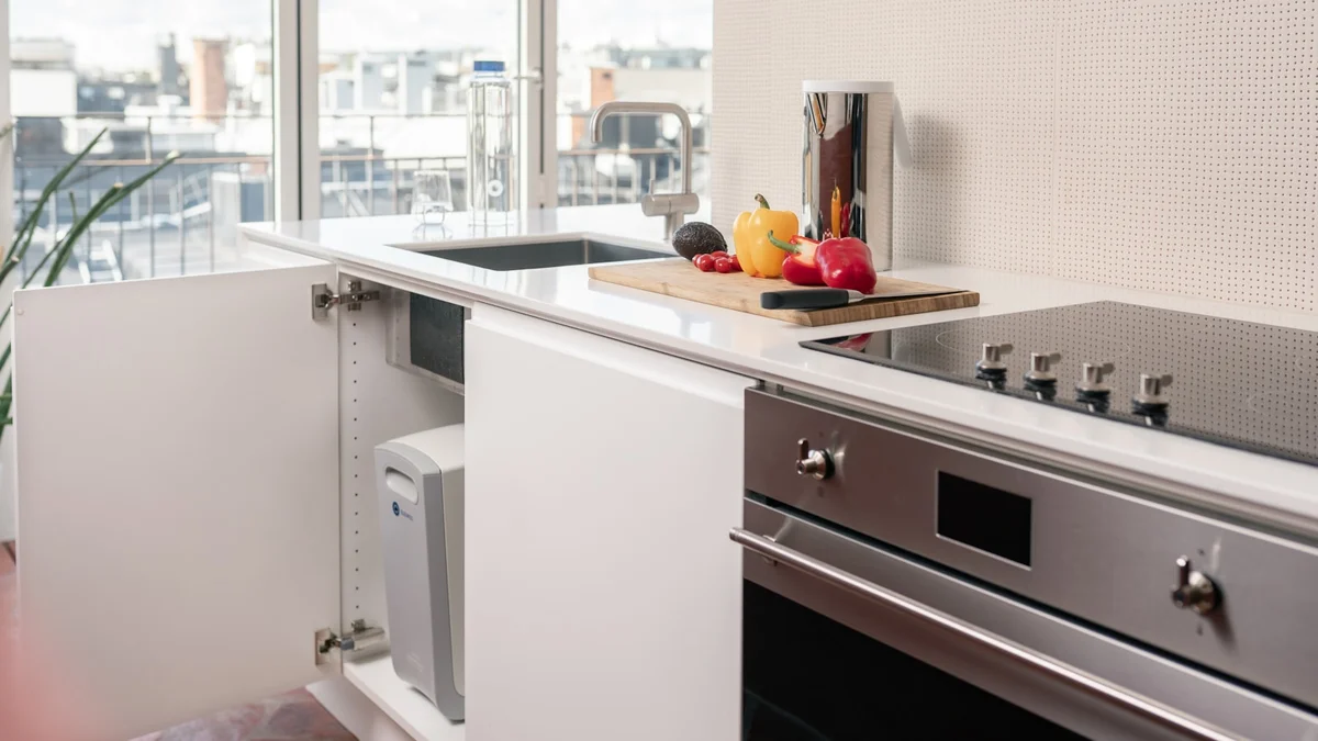 a kitchen with a sink and a stove Ilustração editorial secção 1 sobre melhor lixeira para cozinha no formato paisagem