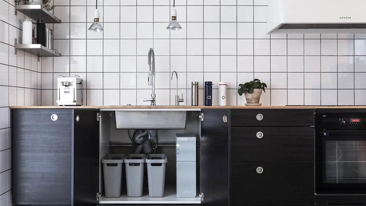 black and silver kitchen cabinet Ilustração editorial secção 2 sobre melhor lixeira para cozinha no formato paisagem 16