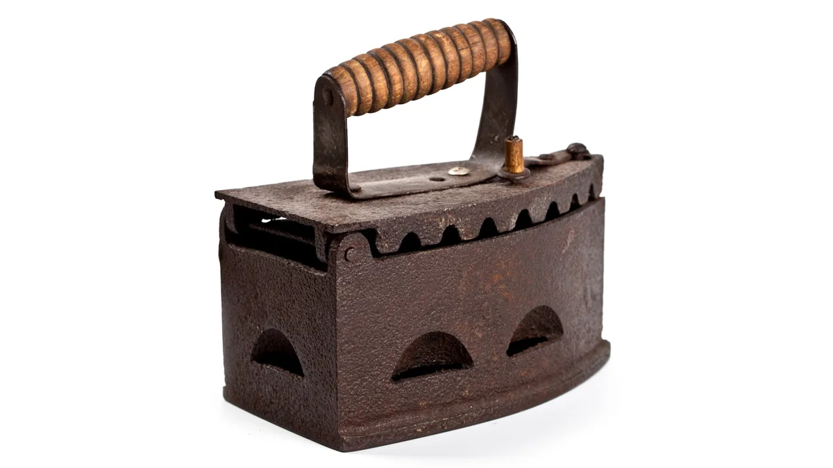 A wooden box with a handle on top of it Ilustração editorial secção 1 sobre melhor passadeira a vapor no formato