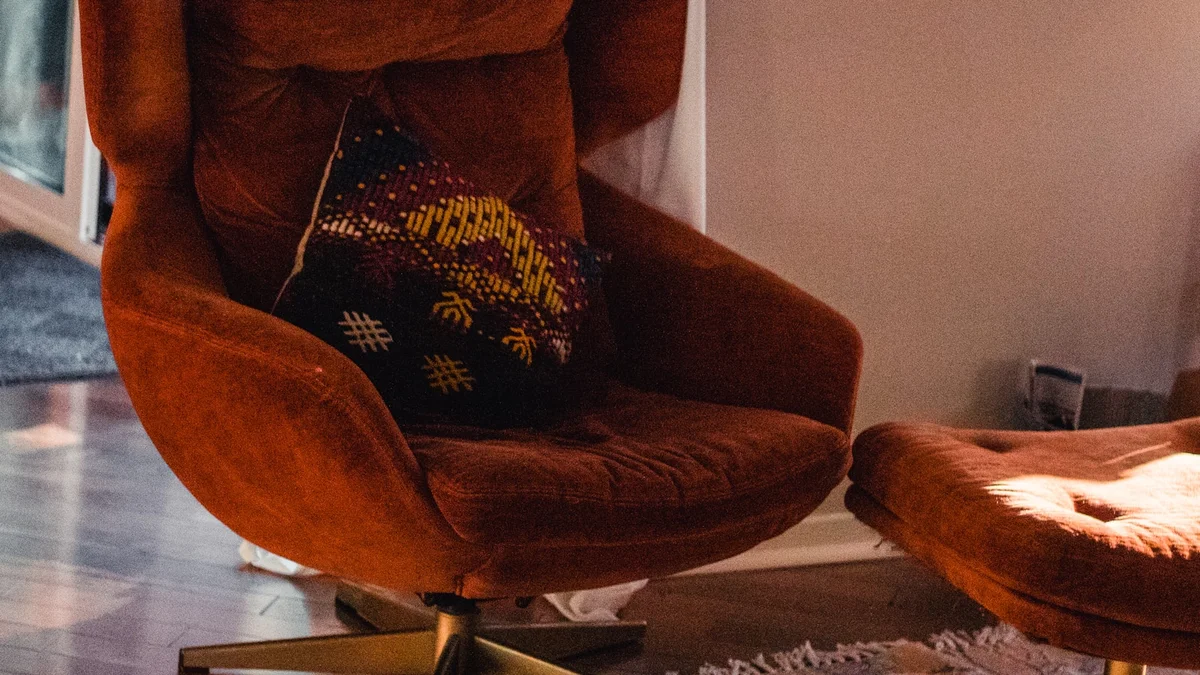 Poltrona e puff na sala — imagem editorial (Unsplash) para poltrona reclinável.