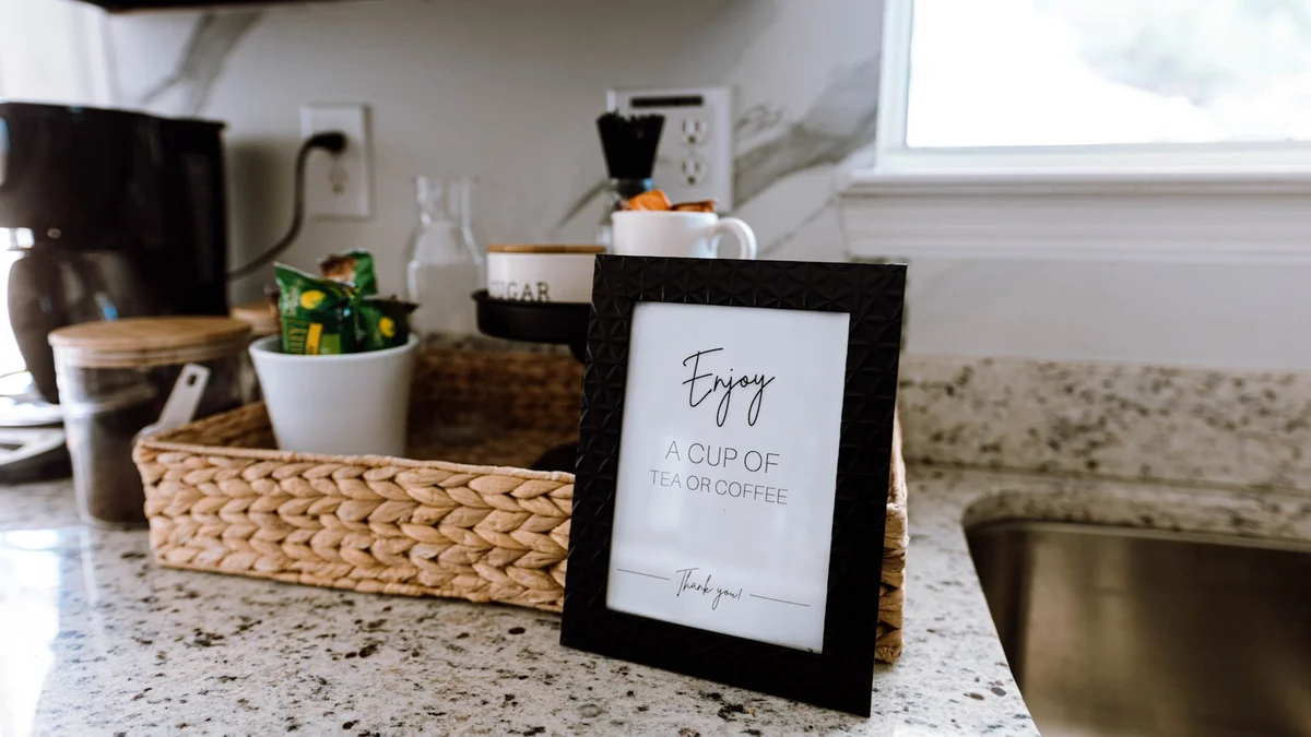 a picture frame sitting on top of a kitchen counter Ilustração editorial secção 1 sobre melhor rodo no formato paisagem