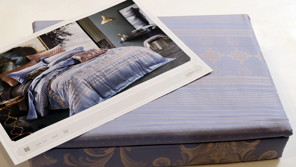 white printer paper on black and white textile Ilustração editorial secção 2 sobre melhor roupa de cama no formato