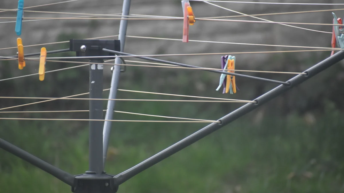 a group of flags on a wire Ilustração editorial secção 2 sobre melhor varal de chão no formato paisagem 16 por 9 para