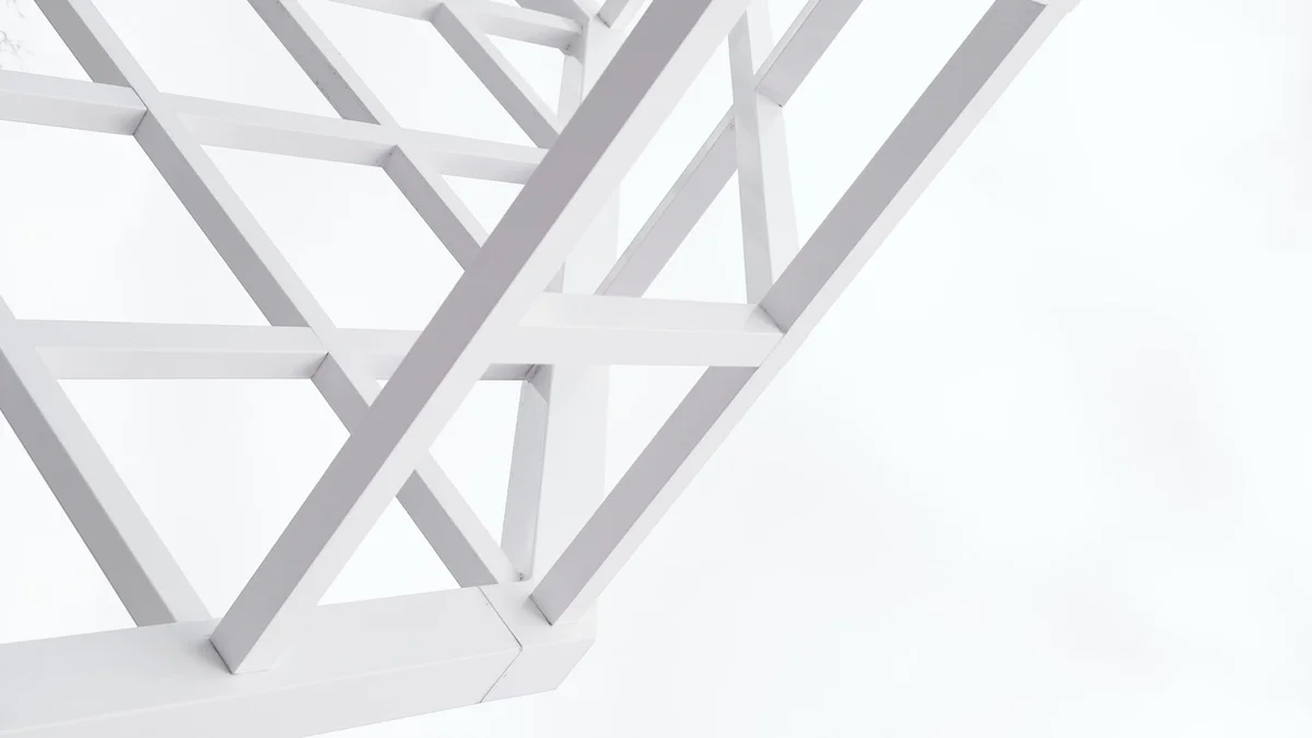 White geometric architectural structure against a bright sky Ilustração editorial secção 1 sobre melhor varal de teto