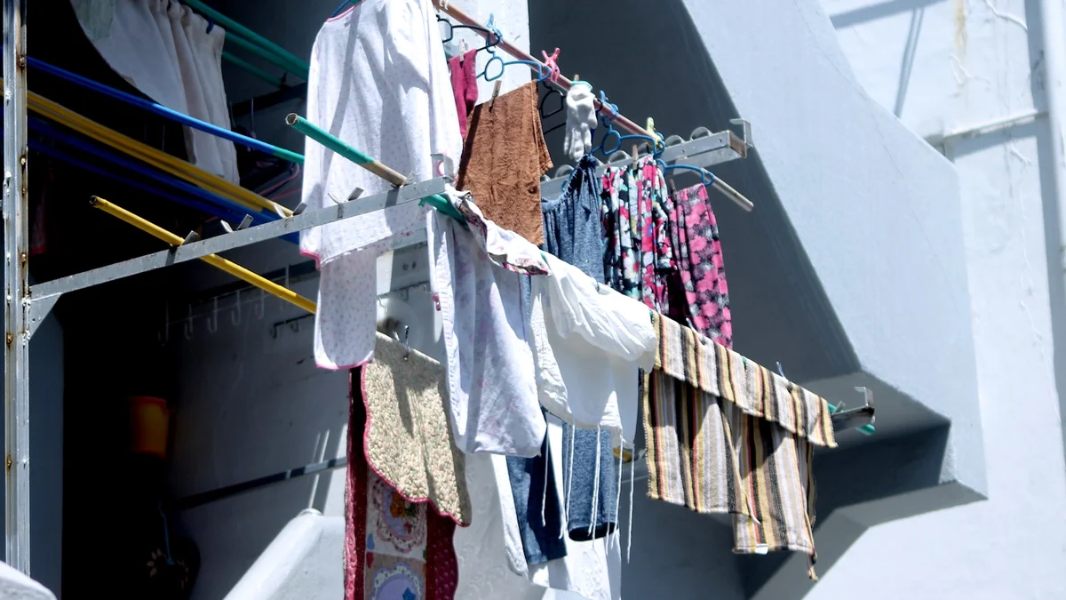 clothes on a line Ilustração editorial secção 3 sobre Melhor Varal Retrátil de Parede no formato paisagem 16 por 9 para