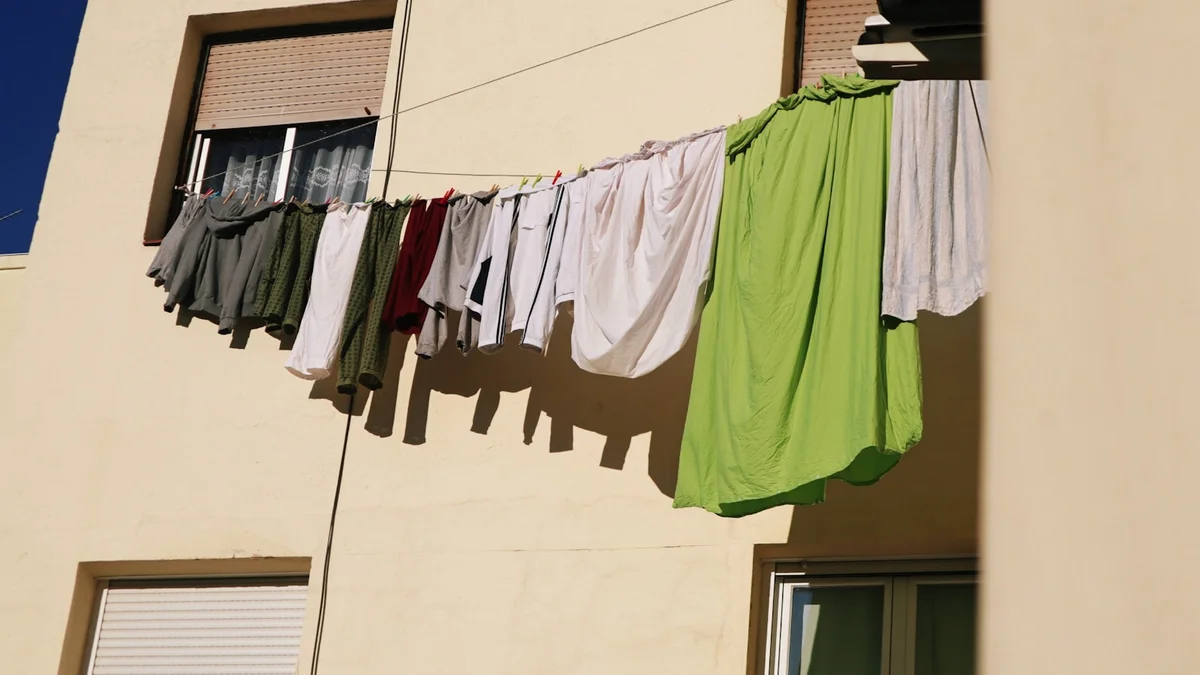 clothes hanged on clothes hanger Imagem editorial Unsplash por amireux para artigo sobre Melhor Varal Retrátil de