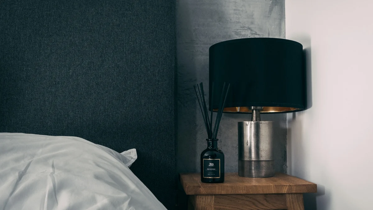 stainless steel cup on brown wooden table Ilustração editorial secção 2 sobre melhores abajures para quarto no formato