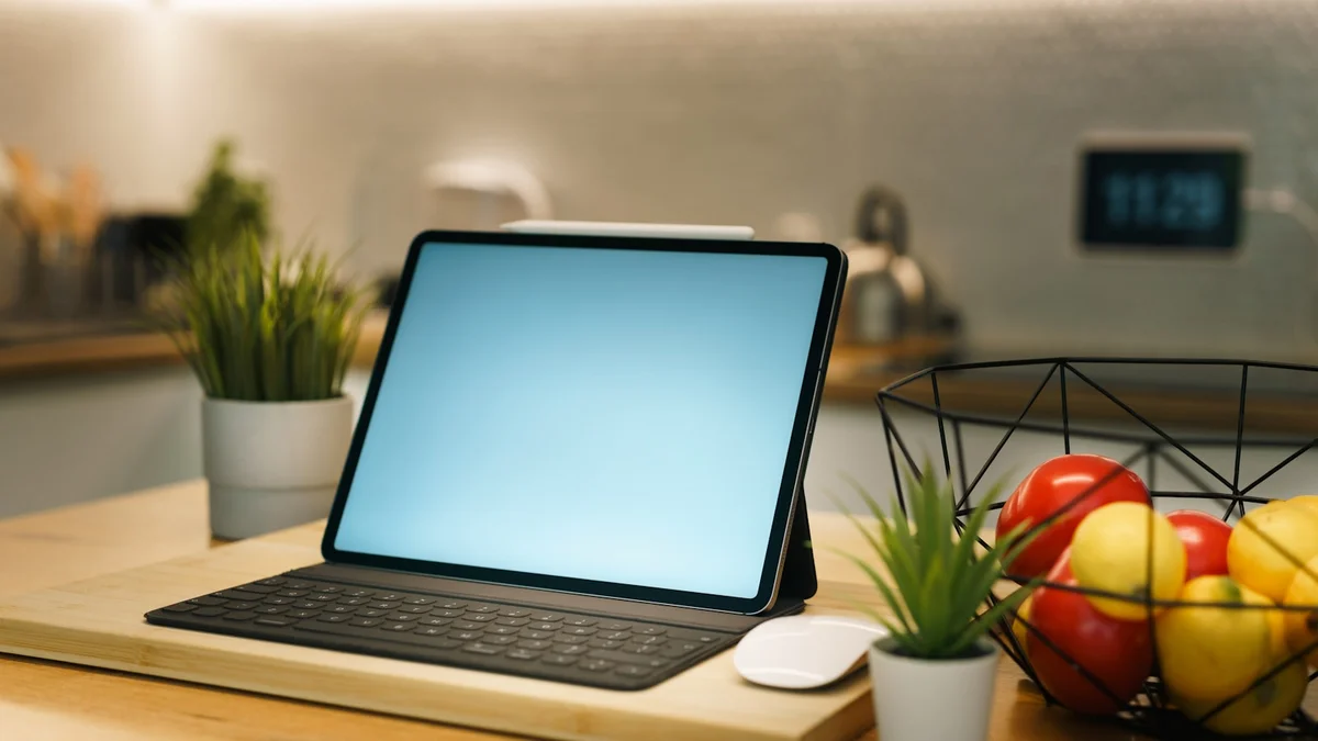 A tablet sits on a kitchen counter. Ilustração editorial secção 2 sobre melhores dispositivos para casa inteligente no