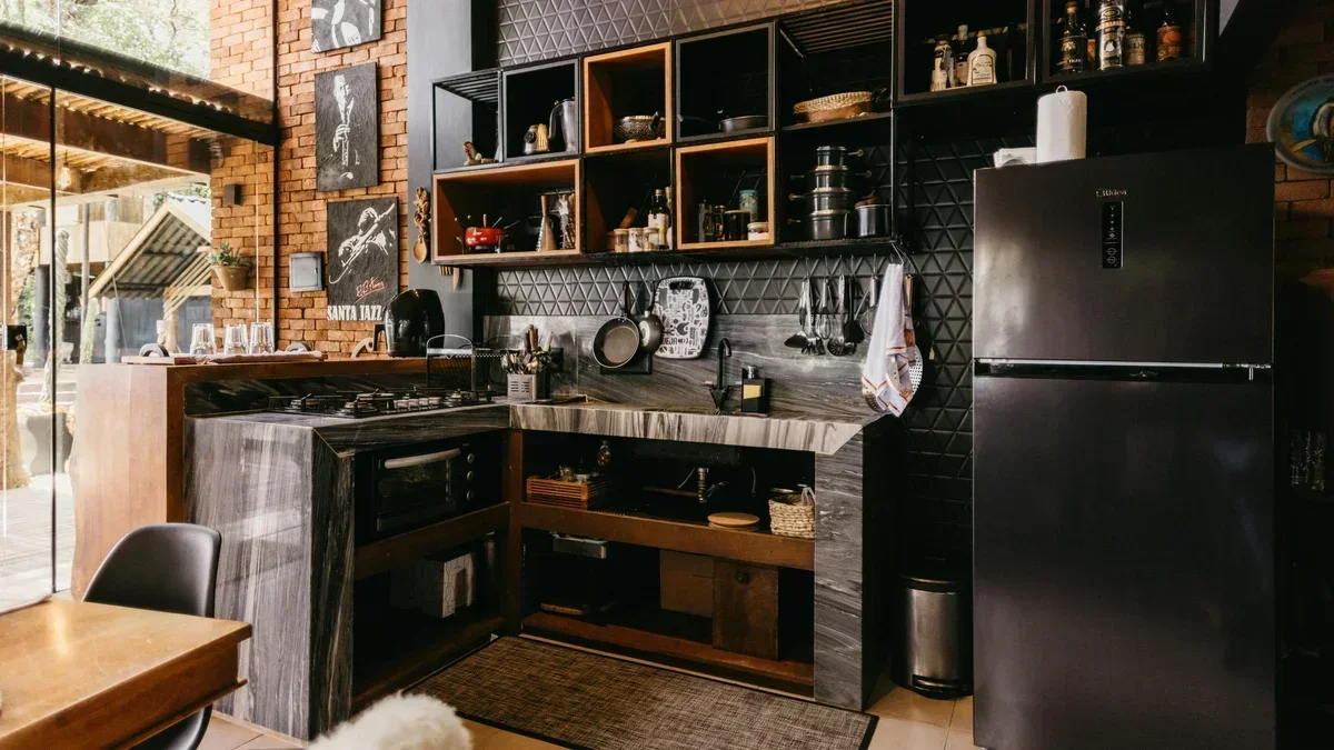Um design de cozinha moderno e elegante com detalhes em madeira e prateleiras abertas, perfeito para inspiração de casa.