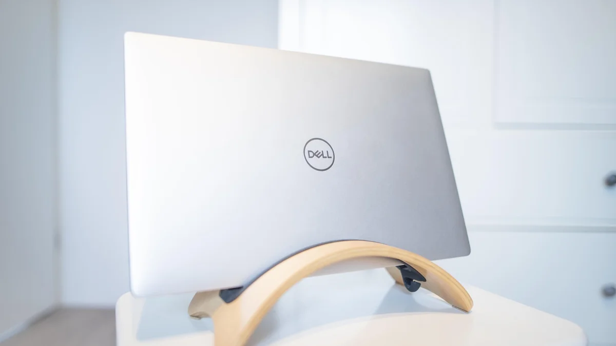 grey Dell laptop computer Ilustração editorial secção 1 sobre melhores suportes para notebook no formato paisagem 16