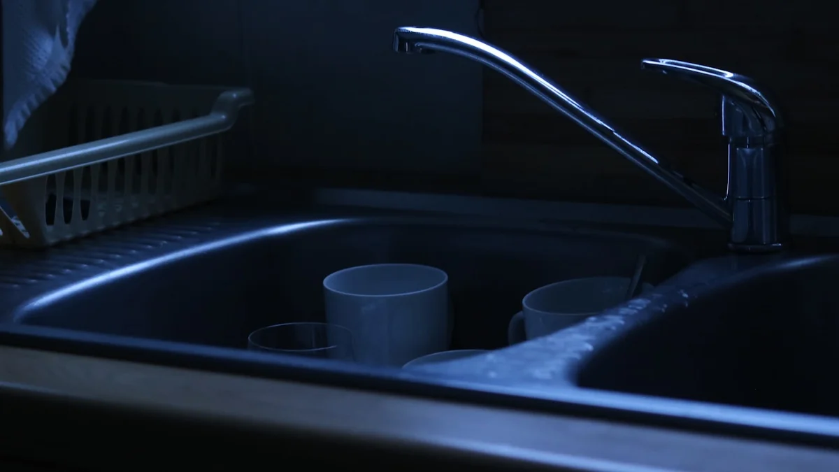 Dirty dishes in a dark kitchen sink Ilustração editorial secção 1 sobre qual a melhor lixeira para pia de cozinha no