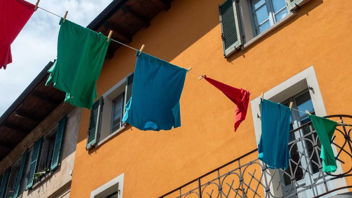 colorful clothes hanging on a clothes line in front of a building Ilustração editorial secção 1 sobre qual melhor corda