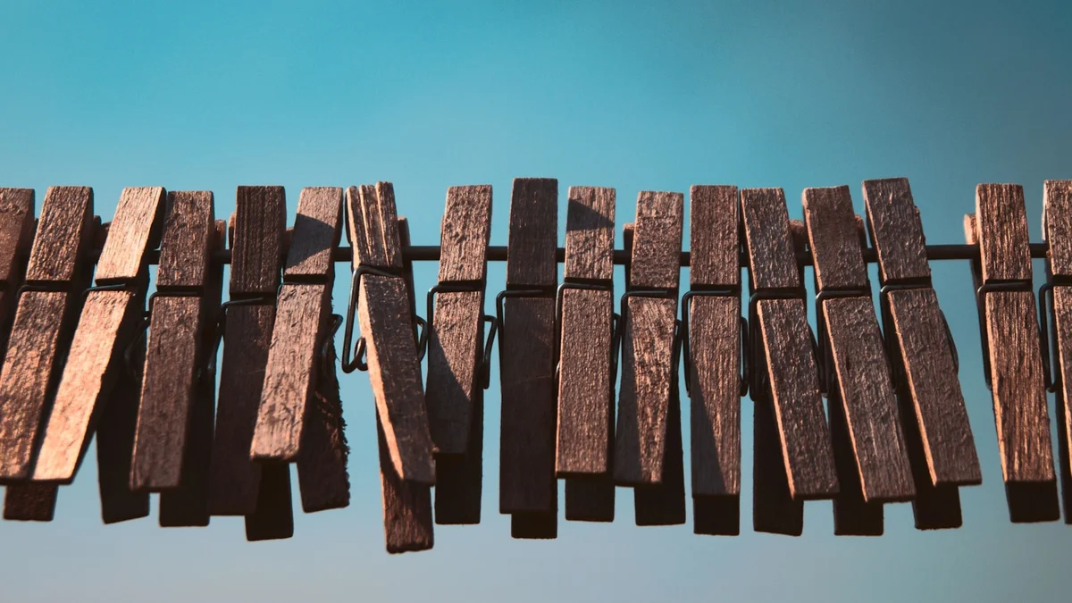 a close up of a wooden fence with a blue sky in the background Ilustração editorial secção 2 sobre qual melhor corda
