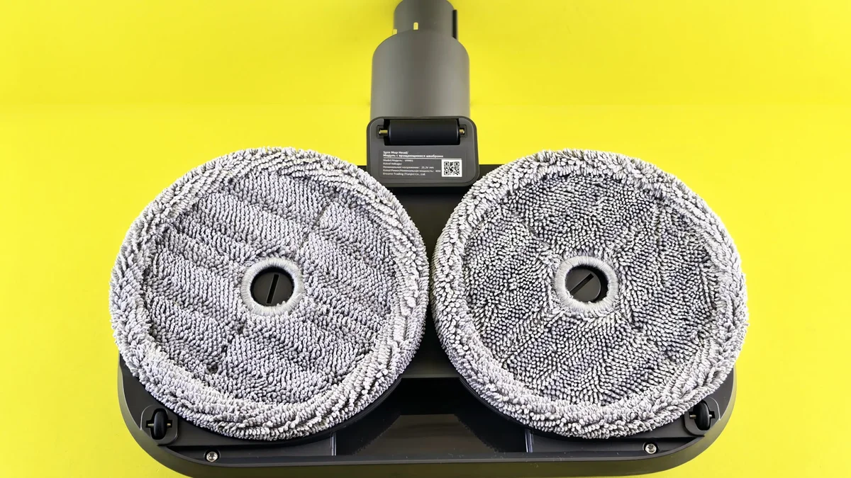 Robot vacuum cleaner head with two rotating pads. Ilustração editorial secção 2 sobre qual o melhor mop giratorio no