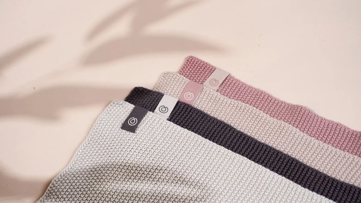 a close up of a towel with a tag on it Ilustração editorial secção 1 sobre qual o melhor tapete antiderrapante para box