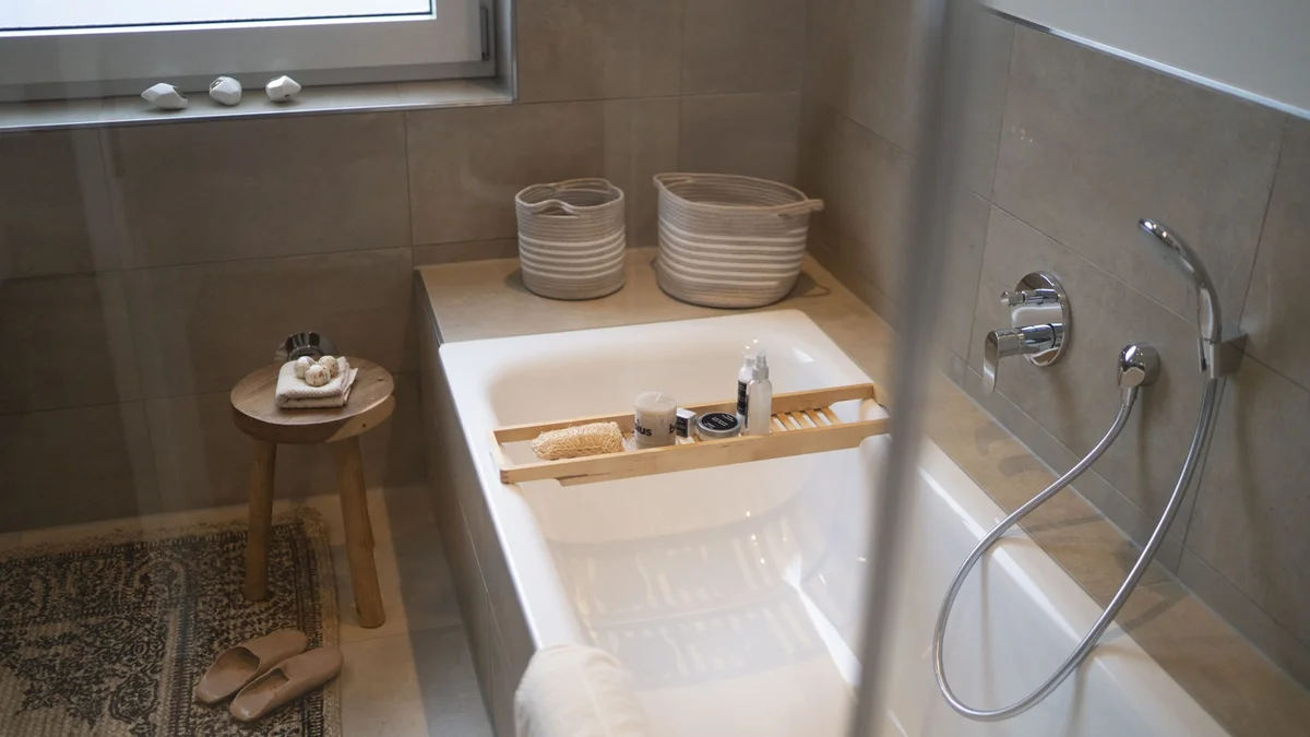 white ceramic bathtub near white ceramic bathtub Ilustração editorial secção 2 sobre qual o melhor tapete