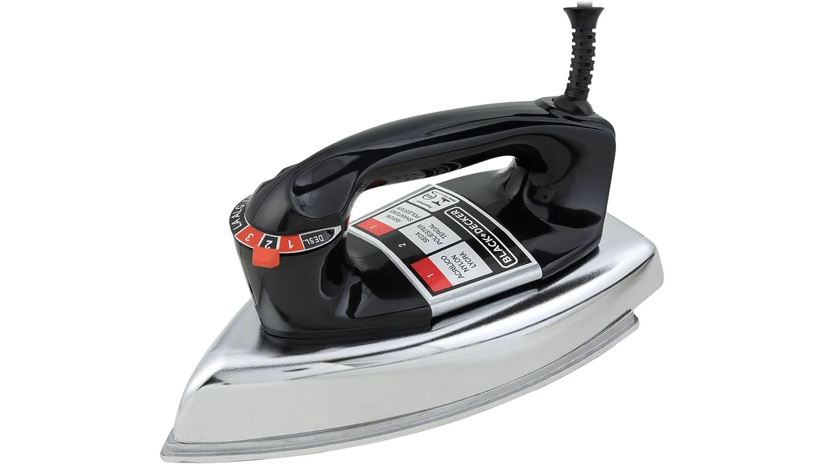 Fotografia do artigo BLACK+DECKER Ferro de Passar Roupa a Seco, Metálico Preto, Modelo VFA1110XM6, 220V em formato paisagem para comparação