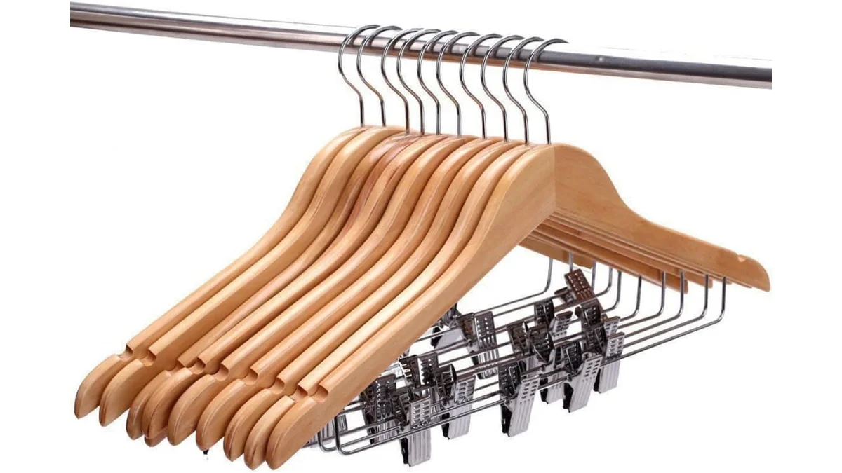 Fotografia do artigo Kit 5 Cabides Madeira Presilha Grande Verniz Adulto Saia Vestido Calça em 16:9 para comparação